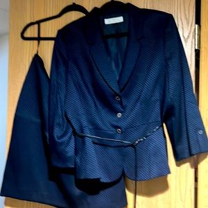 Tahari 2-piece suit. Stunner!  Size 16